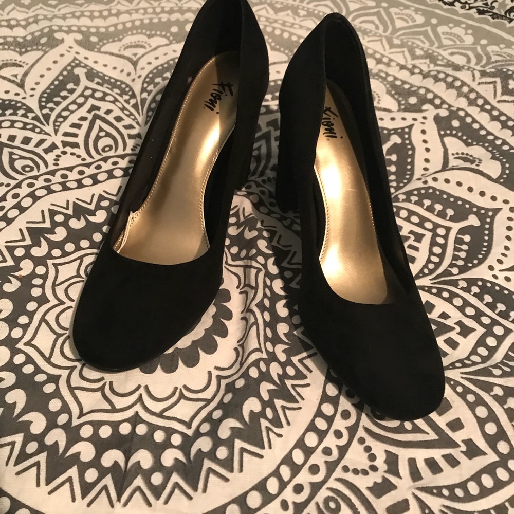 Black matte pumps